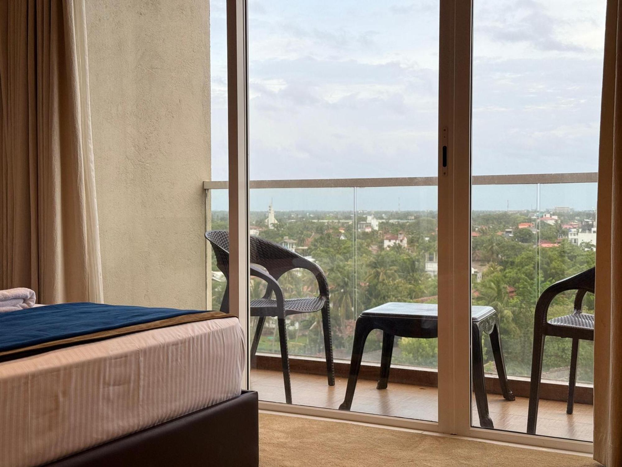Ocean Breeze Negombo- Tidesend Luxury Beach Apartments מראה חיצוני תמונה